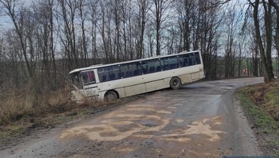 Jeden był pijany, drugi wjechał do rowu. Obaj kierowali szkolnymi autobusami 