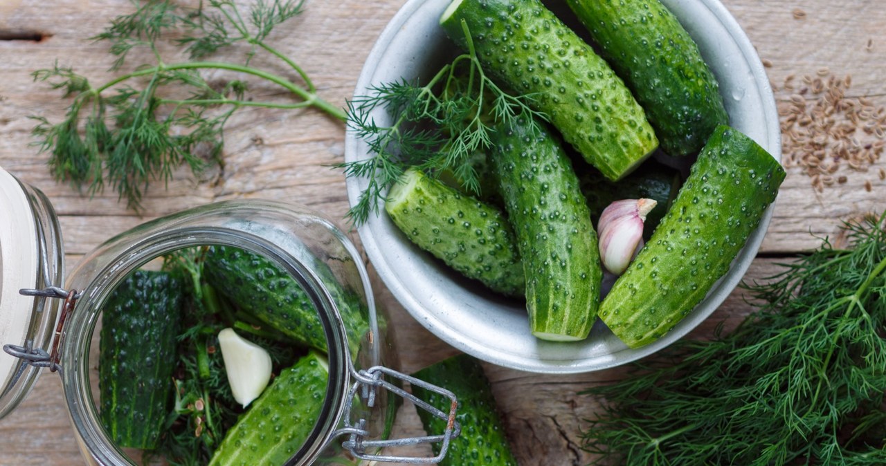 Jeden dodatek sprawia, że małosolne, a potem kiszone nabierają zupełnie innego smaku. /vvlavanda /123RF/PICSEL