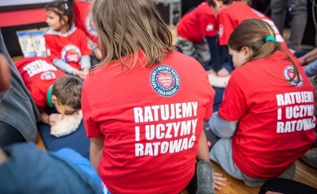 "Jeden, jeden, dwa. Znasz go ty, znam go ja". Tak WOŚP uczy pierwszej pomocy w szkołach