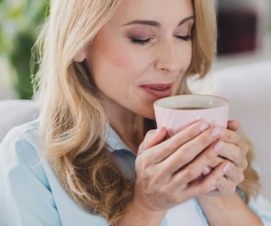 Jeden kubek dziennie i cera odzyskuje młodzieńczy blask. Jak działa skrzyp z miętą?