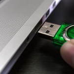Jeden na dziesięć zainfekowanych nośników USB zawiera szkodliwą kryptokoparkę