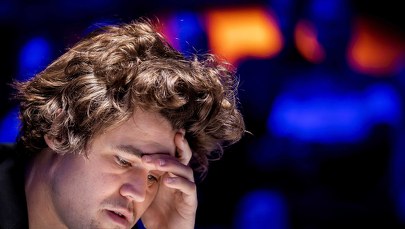 Jeden nieuważny ruch myszką i przegrana. Wpadka Magnusa Carlsena