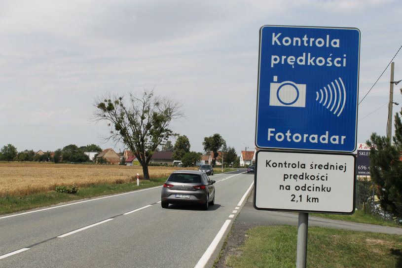 Jeden odcinkowy pomiar prędkości zarejestrował w pierwszej połowie 2022 roku średnio 3 tys. wykroczeń /Polska Press /East News