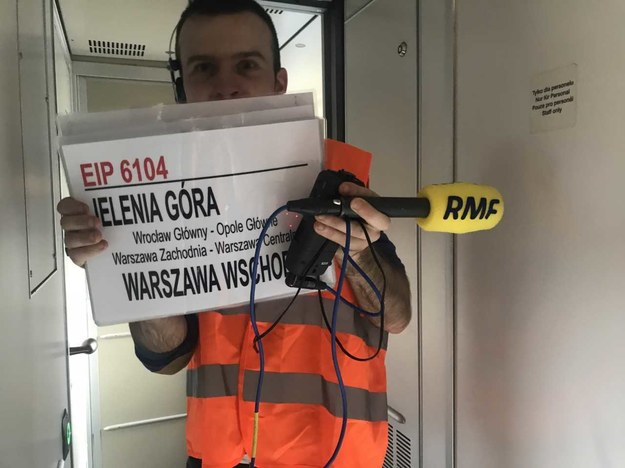Jeden pociąg to 32 takie kartki z dokładną trasą. Można kiedyś spróbować policzyć, żeby podróż minęła szybciej! /Fot. Michał Dobrołowicz /RMF FM