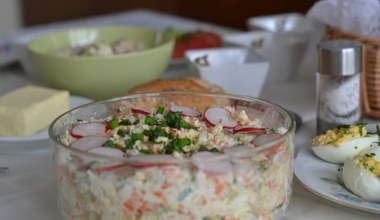 Jeden składnik powoduje, że sałatka jarzynowa kwaśnieje. Zamień, będzie o niebo lepsza