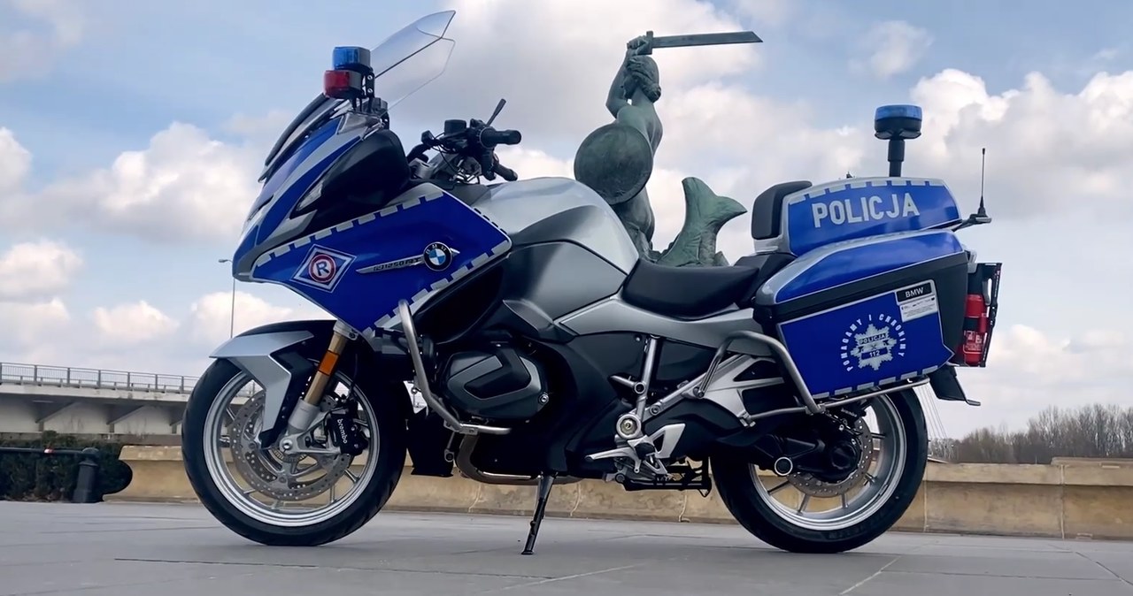 Jeden taki przystosowany do służby jednoślad kosztuje tyle, co radiowóz. Teraz aż 30 takich motocykli BMW R 1250 RT trafiło do policjantów z Warszawy / Policja /Informacja prasowa