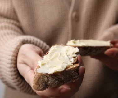 Jeden tłuszcz zatyka żyły, drugi - wręcz przeciwnie. Co jeść, by obniżyć cholesterol?