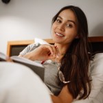Jeden wieczorny nawyk, który wszystko zmienia. Co daje kwadrans czytania przed snem? 