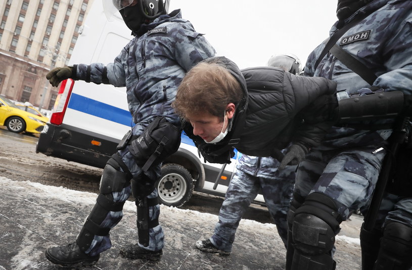 Jeden z aresztowanych przez policję Rosjan /YURI KOCHETKOV /PAP/EPA