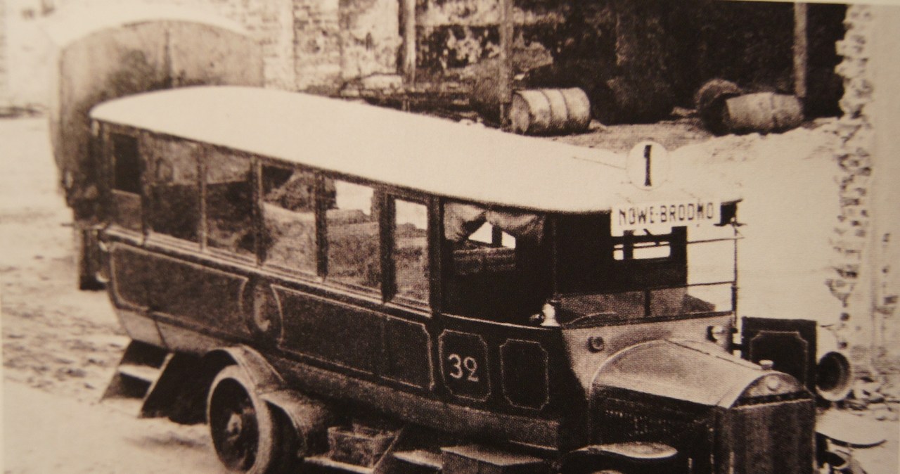 Jeden z autobusów Benz-Gaggenau, które w sierpniu 1920 roku przewoziły żołnierzy na przedpola Warszawy. Za autobusem przyczepka, także marki Benz /Archiwum Tomasza Szczerbickiego