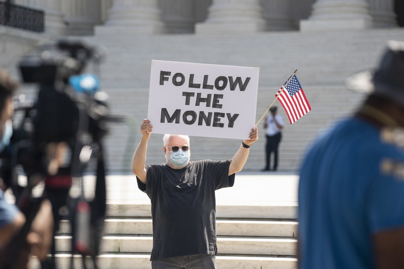 Jeden z demonstrantów, którzy zgromadzili się przed budynkiem Sądu Najwyższego, gdzie obradowano nad sprawą finansów Donalda Trumpa. /JIM LO SCALZO /PAP/EPA