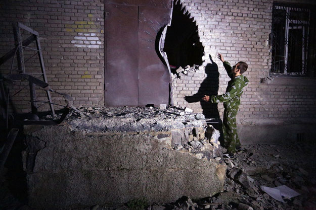 Jeden z domów na wschodniej Ukrainie po nocnym ostrzale fot. Aleksey Filippov /AFP
