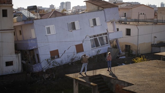 Jeden z domów zniszczonych w trzęsieniu ziemi w Albanii /VALDRIN XHEMAJ    /PAP/EPA