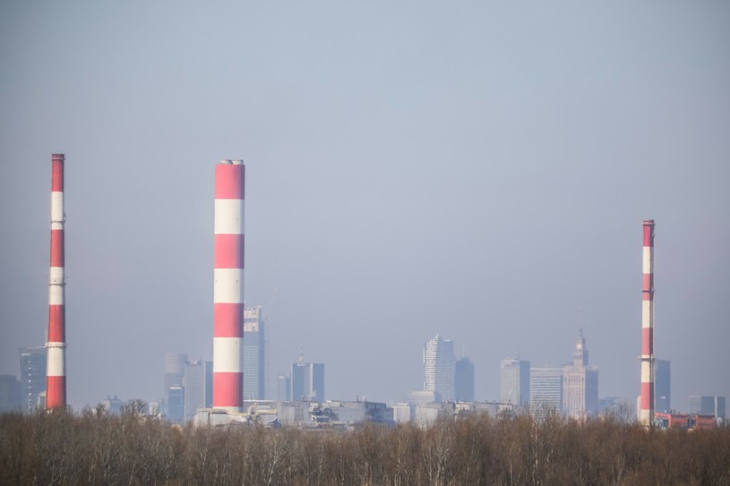 Jeden z dwóch 200-metrowych kominów EC Siekierki może zostać rozebrany. Takie plany mają władze elektrociepłowni /Adam Burakowski /Reporter
