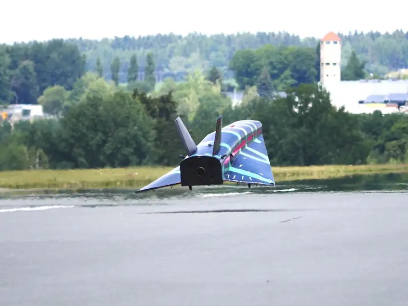Jeden z dwóch modeli samolotu podczas startu / zdjęcie: Destinus /domena publiczna