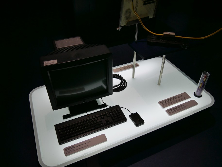 Jeden z dwóch pierwszych serwerów internetowych na świecie (CERN Data Center) /Grzegorz Jasiński /RMF FM