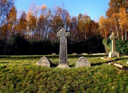 Jeden z grobów usytuowanych przy kościele w Coolhurst. /MWMedia