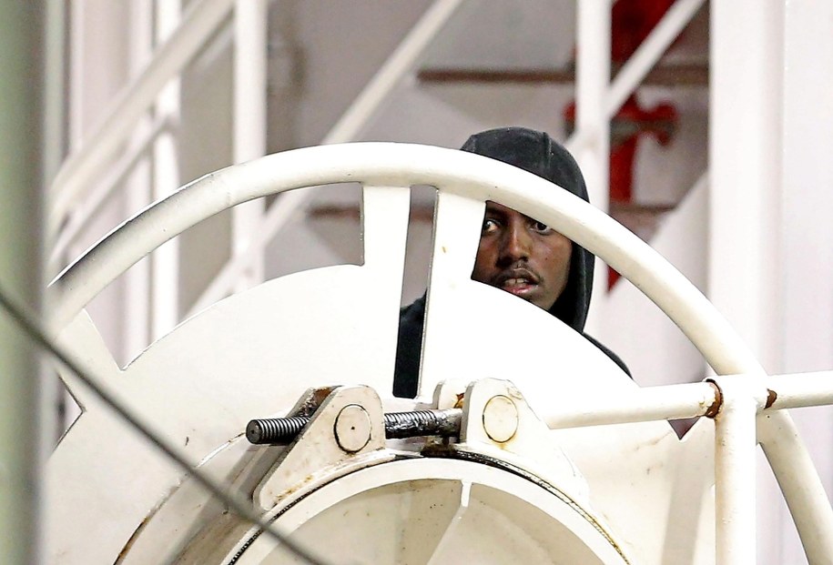 Jeden z imigrantów, którzy w ostatnim czasie przypłynęli do Włoch /ALESSANDRO DI MEO    /PAP/EPA