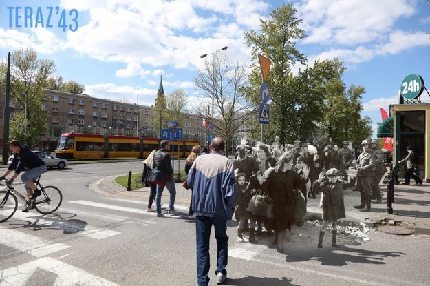 Jeden z kolaży opublikowanych w tekście. Nowolipie 34. Oryginalna fotografia pochodzi z raportu Stroopa /Teraz'43/Marcin Dziedzic /