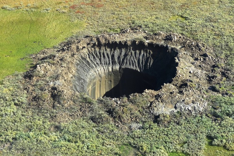 Jeden z kraterów na Syberii - jego lokalizacja nie jest przypadkowa /AFP
