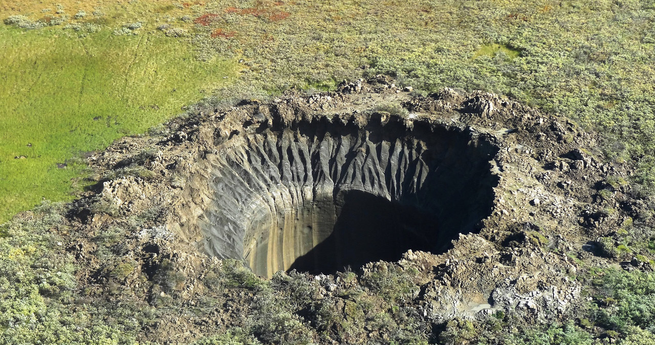 Jeden z kraterów na Syberii - jego lokalizacja nie jest przypadkowa /AFP