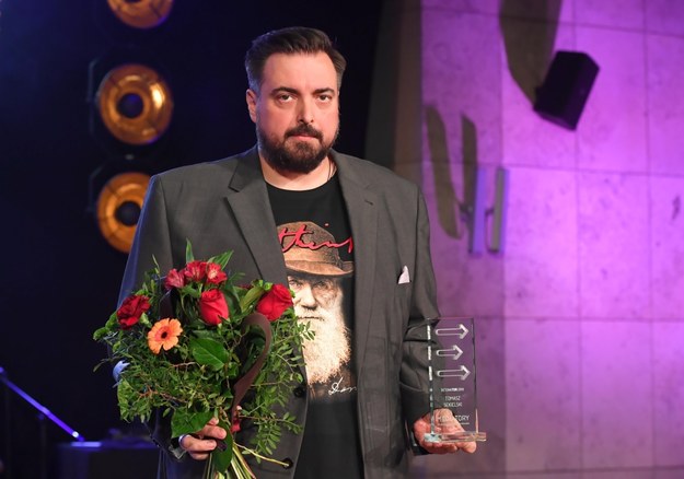 Jeden z laureatów w kategorii DetonaTOR Tomasz Sekielski nagrodzony wspólnie z Markiem Sekielskim, podczas 13. Gali Finałowej Plebiscytu MediaTory /Jacek Bednarczyk /PAP