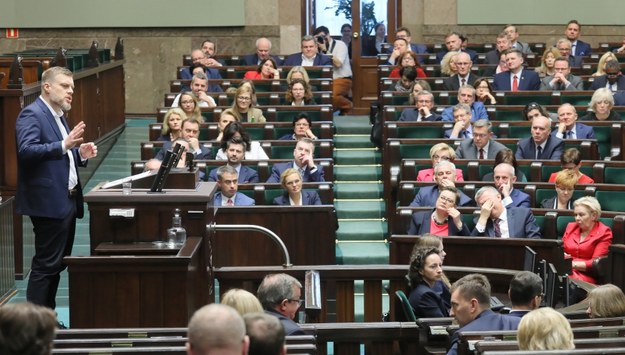 Jeden z liderów partii Razem poseł Adrian Zandberg przemawia w Sejmie /Paweł Supernak /PAP
