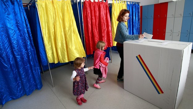 Jeden z lokali wyborczych w Bukareszcie /BOGDAN CRISTEL /PAP/EPA
