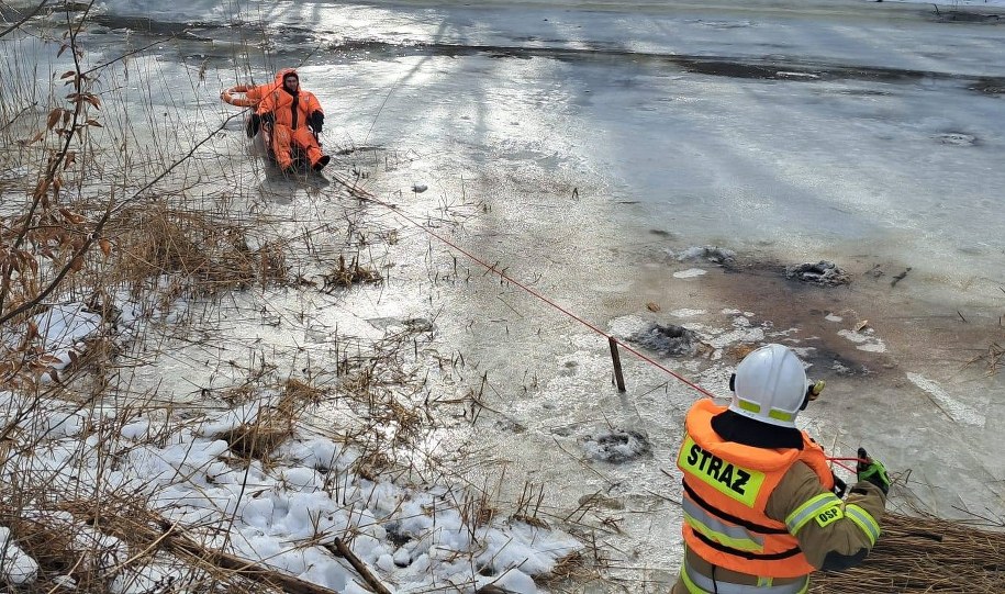Jeden z mężczyzn był ewakuowany przez strażaków /Komenda Powiatowa Państwowej Straży Pożarnej w Braniewie /