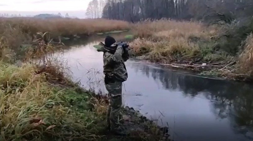 Jeden z migrantów przedostał się na stronę polską przepływając wpław Świsłocz /Straż Graniczna /materiały prasowe