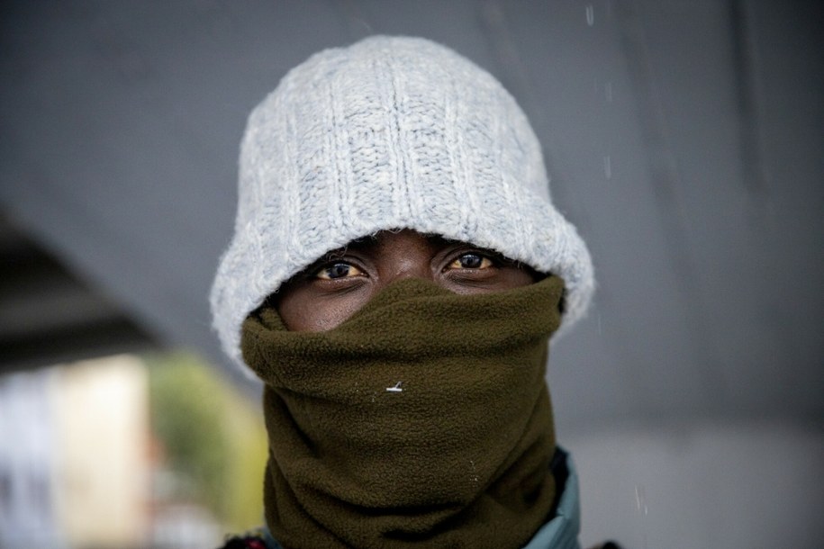 Jeden z migrantów żyjących w miasteczku namiotowym pod estakadą w hiszpańskim mieście Badalona. On i inni ludzie zostali wcześniej eksmitowani z nieformalnej osady B9 /Albert Llop / NurPhoto via AFP /East News