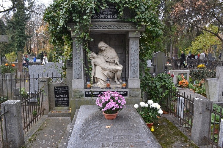 Jeden z nagrobków na cmetarzu św. Jerzego w Toruniu /Paweł Balinowski /RMF FM