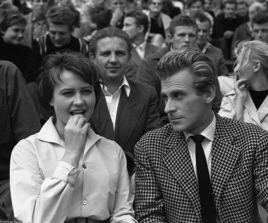 Jeden z najbardziej lubianych polskich aktorów, wykonawca słynnej piosenki "W Polskę idziemy" i odtwórca około 120 ról filmowych, teatralnych i telewizyjnych - Wiesław Gołas kończy w w piątek, 9 października, 85 lat.

Zanim został aktorem, w czasie II wojny światowej wstąpił do Szarych Szeregów. Kradł i szmuglował broń dla swoich kompanów, a także wziął udział w rozstrzelaniu konfidenta. Aresztowany przez Gestapo, trafił do celi, w której wcześniej siedział jego ojciec (który zginął potem na Majdanku).

Kinowym debiutem Gołasa był epizod niemieckiego żandarma w "Pokoleniu" (1954) Andrzeja Wajdy, potem oglądaliśmy go jeszcze w małych rolach w "Lotnej" (1959) Wajdy (jako żołnierz łapiący kury) i "Zezowatym szczęściu" (1960) Andrzeja Munka (oficer UB); popularność przyniósł mu jednak dopiero występ w "Mężu swojej żony" (1960) Stanisława Barei, w którym ekranową partnerką Gołasa była Elżbieta Czyżewska.
 