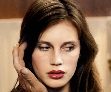 Jeden z najbardziej znanych francuskich reżyserów, François Ozon, po udanym "U niej w domu" z Emmanuelle Seigner i Kristin Scott Thomas nie pozwala długo czekać swoim fanom. Już 22 listopada w kinach pojawi się jego najnowsze dzieło, nominowana do Złotej Palmy "Młoda i piękna". François Ozon, reżyser takich hitów jak "Basen" i "8 kobiet", udowodnił, że francuskie kino może cieszyć się dużą popularnością również poza granicami jego ojczystego kraju. Tym razem twórca postanowił pójść śladami "Sponsoringu" Małgośki Szumowskiej z Juliette Binoche w roli głównej.