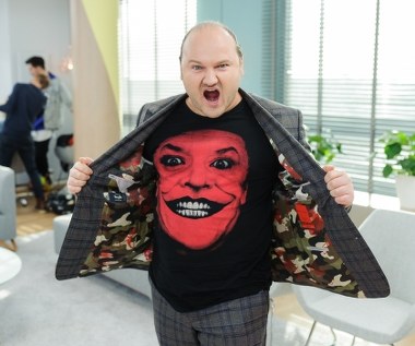 Jeden z najlepszych polskich aktorów charakterystycznych, Sebastian Stankiewicz, w poniedziałek, 8 stycznia, obchodzi 40. urodziny.
 
Urodził się w 1978 roku w Bolesławcu. Od najmłodszych lat wykazywał talent aktorski. Już jako mały chłopiec odkrył, że ma zdolność rozśmieszania ludzi. Jego vis comica dała się poznać na niezliczonych akademiach szkolnych. Wszechstronnie wykształcony: w latach 1997-1999 stawiał pierwsze aktorskie kroki  w Studium Animatorów Kultury we Wrocławiu (specjalizacja teatralna), następnie studiował filmoznawstwo na Uniwersytecie Jagiellońskim (1999-2002), by w 2002 rozpocząć naukę na wydziale lalkarskim Państwowej Wyższej Szkoły Teatralnej we Wrocławiu, którą ukończył w 2006 roku. Od tego czasu regularnie gości na ekranach telewizyjnych i kinowych i deskach teatralnych.