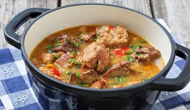 Jeden z najlepszych przepisów na gulasz. Mięso wychodzi mięciutkie