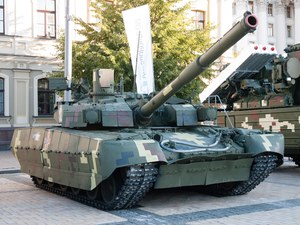 Jeden z najnowszych ukraińskich czołgów T-84U Opłot widziany na froncie