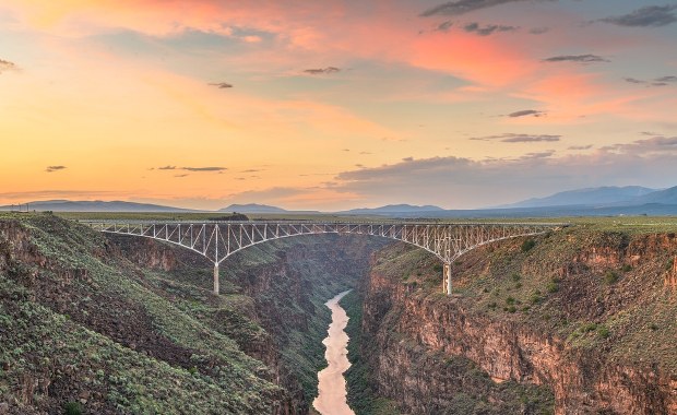 Jeden z najsłynniejszych mostów USA zamknięty po serii samobójstw