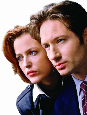 "Z Archiwum X": Mulder chce odejść Jeden z najsłynniejszych telewizyjnych duetów: Dana Scully (Gillian Anderson) i Fox Mulder (David Duchovny). /Mat. Prasowe