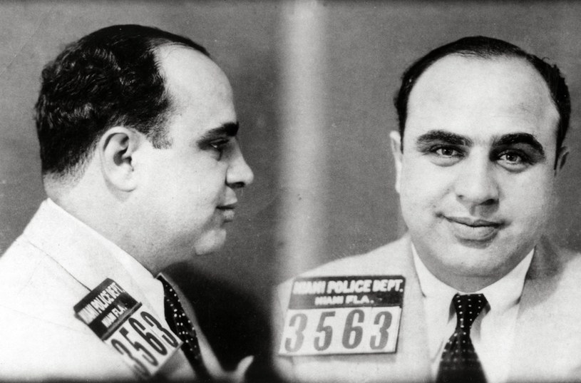 Jeden z najsłynniejszych więźniów w Alcatraz: Al Capone. Zdjęcie z policyjnej kartoteki /East News