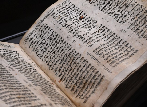 Jeden z najstarszych i najpełniejszych rękopisów Biblii Hebrajskiej, tak zwany Kodeks Sassoona /DEBBIE HILL /PAP/Newscom