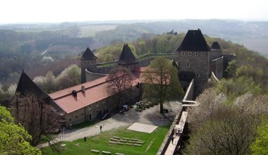 Jeden z największych zamków Europy. Jego nazwa pochodzi od rabusia 