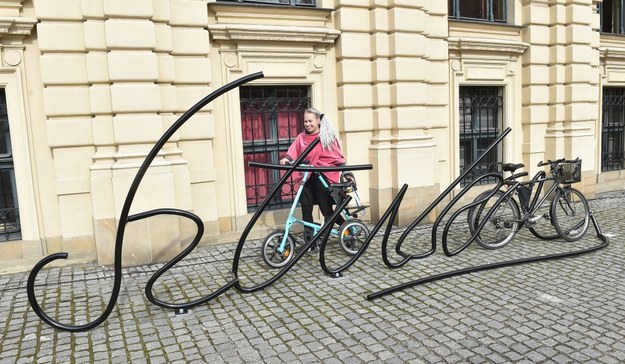 Jeden z niecodziennych stojaków na rowery /PAP/Jacek Bednarczyk /PAP