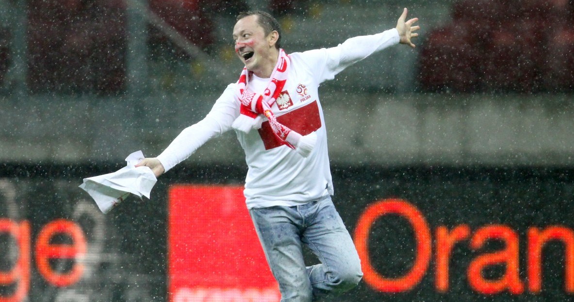 Jeden z niewielu kibiców, który we wtorkowy wieczór świetnie bawił się na Stadionie Narodowym /PAP