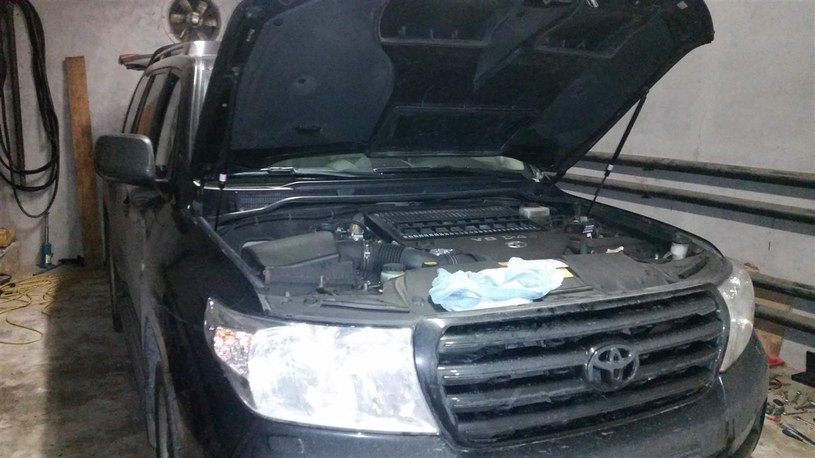Jeden z odnalezionych samochodów w złodziejskiej "dziupli" /materiały prasowe