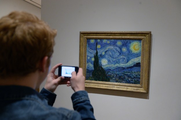 Jeden z odwiedzających muzeum robi zdjęcie obrazowi Van Gogha /DPA/Felix Hoerhager  /PAP