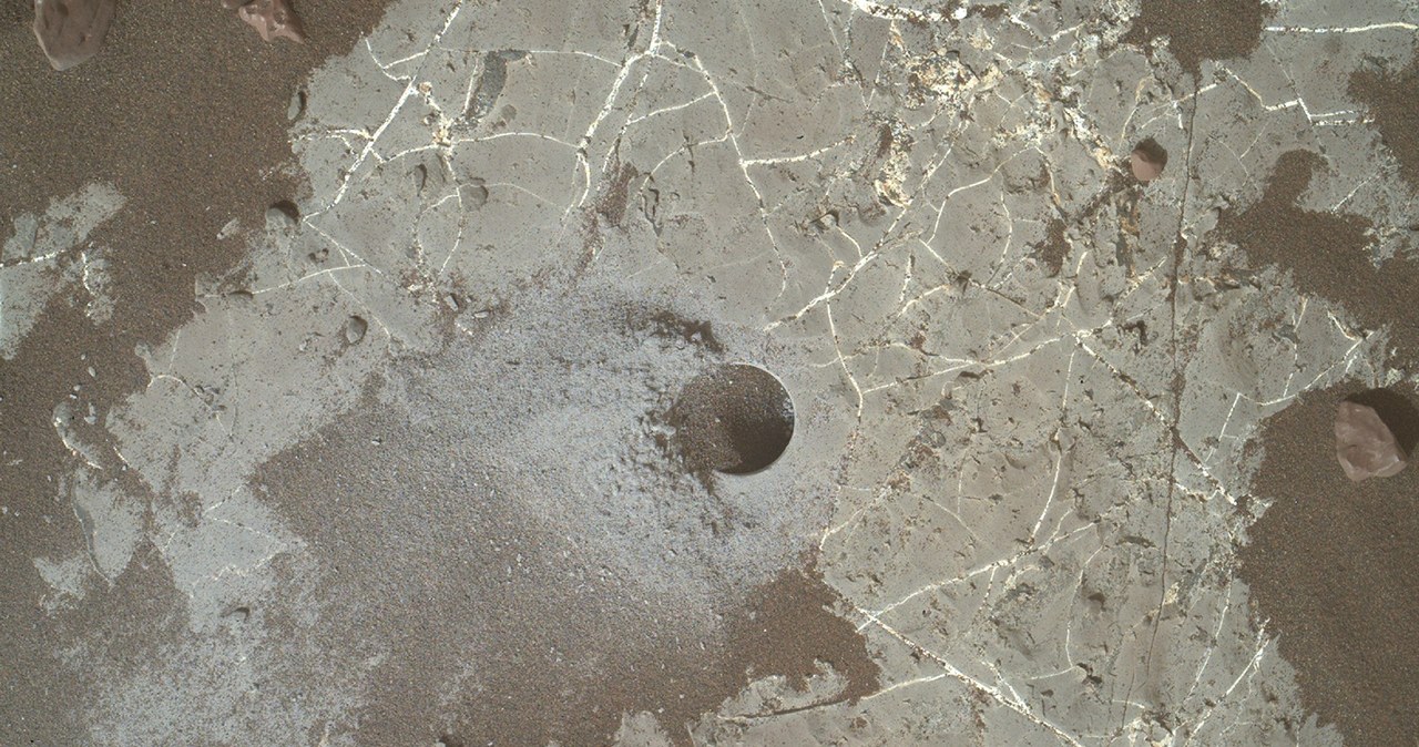 Jeden z odwiertów w skale wykonany przez łazik Curiosity na Marsie /NASA/JPL /materiały prasowe