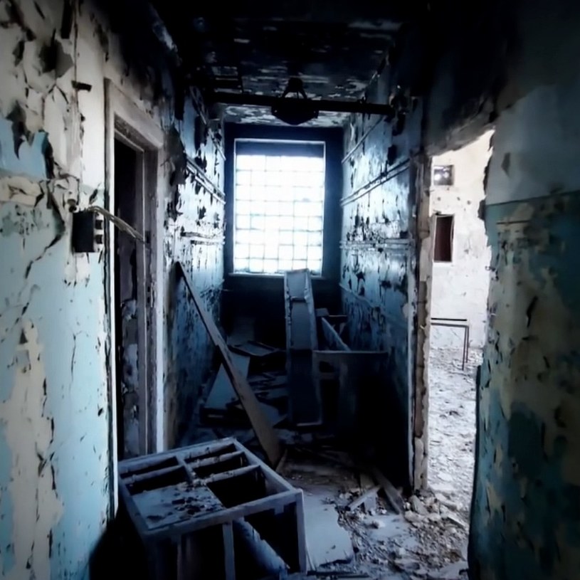 Jeden z opuszczonych budynków w Kantubku /YouTube