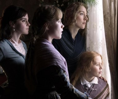 Jeden z pierwszych recenzentów "Małych kobietek" zauważył, że porywająca gra Pugh "dała tej postaci szansę na zdobycie naszej sympatii". Aktorka przyznaje, że gdy czytała książkę, nie przepadała za Amy March. "Uwielbiam wcielać się w postaci zepsutych dziewczyn, ponieważ reprezentują ten głos w naszych głowach, który tłumimy. Amy zawsze mówi to, co chce powiedzieć" - wyznaje.
