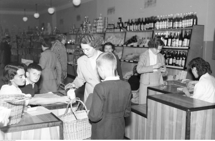 Jeden z pierwszych samoobsługowych sklepów w Warszawie, koniec lat 50. /Zbyszko Siemaszko /materiały prasowe